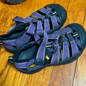 Girls Keen trekking shoes, barely used size 13!